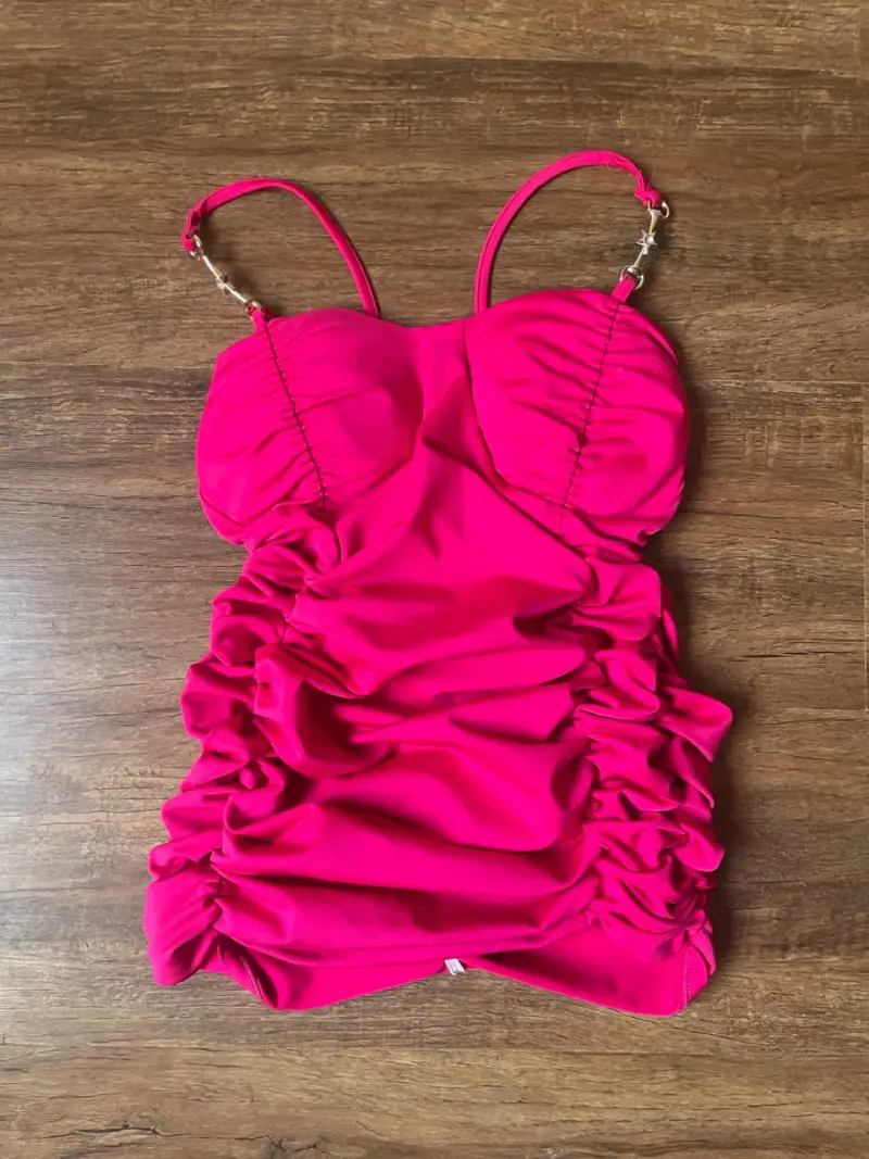 Vestido fucsia con fruncidos