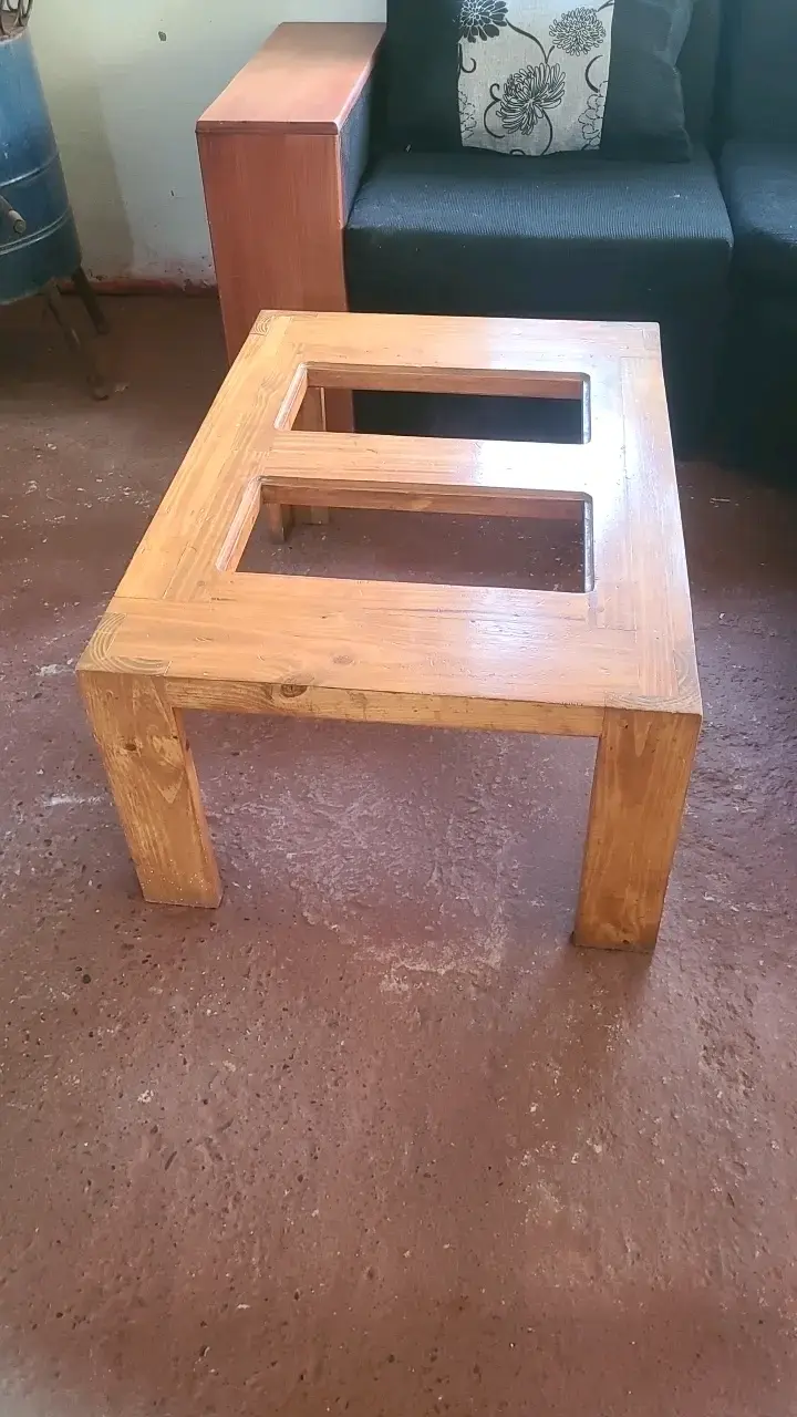 Escritorio y mesa de centro ambos de madera - 2