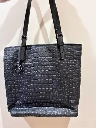 Bolso Tous negro con textura elegante - miniatura 1