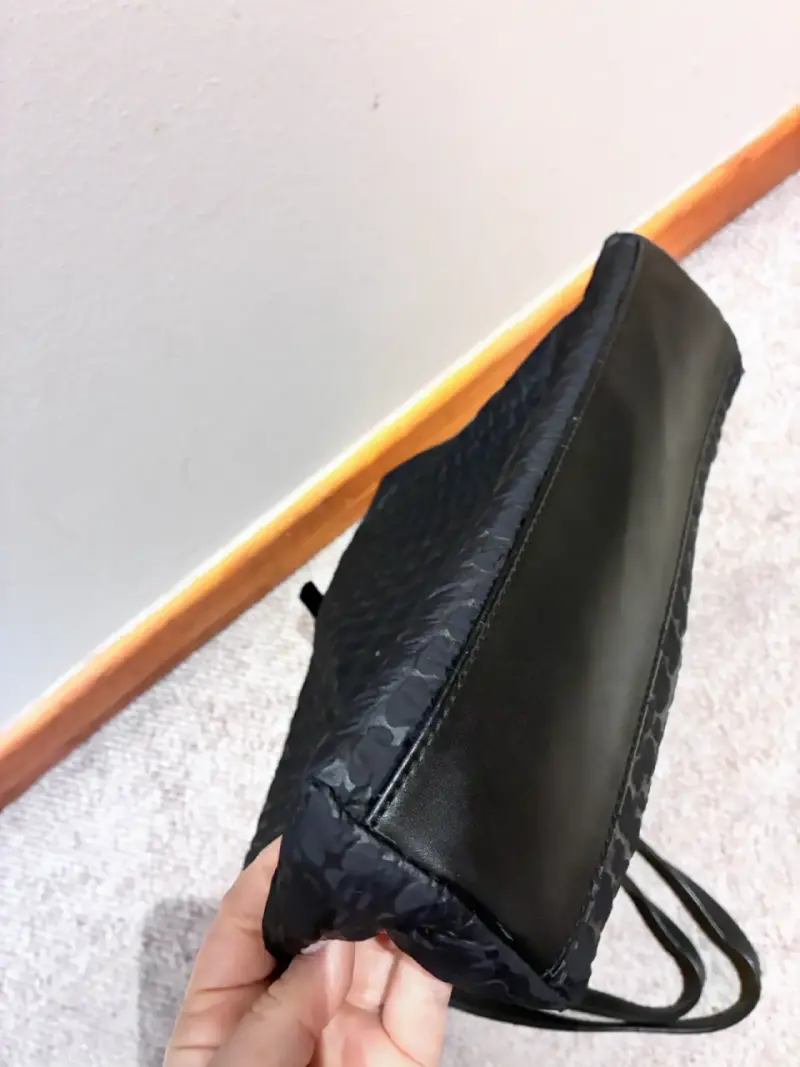 Bolso Tous negro con textura elegante - 5