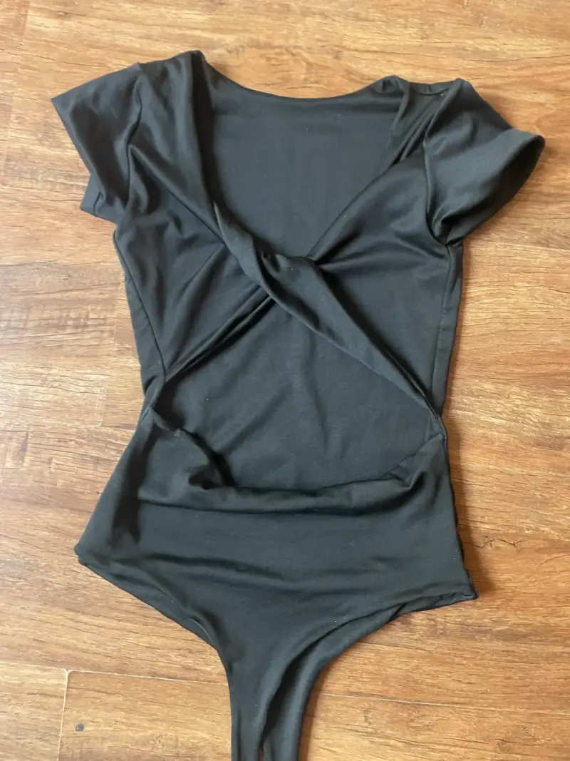 Body negro con diseño cruzado