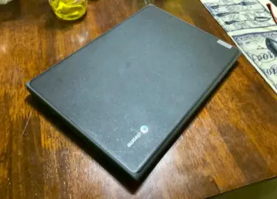 Chromebook Lenovo en buen estado - miniatura 2