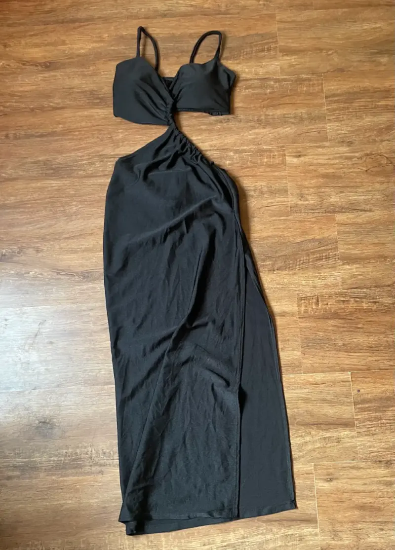 Vestido negro con diseño cut-out