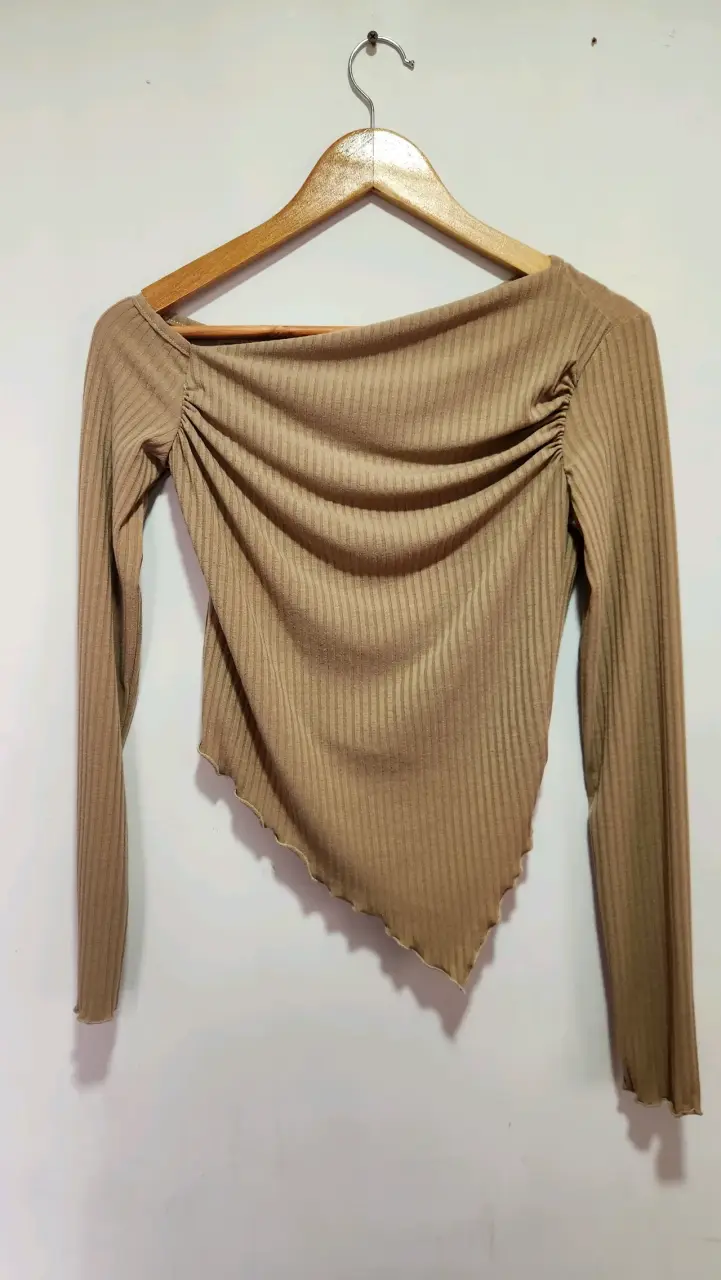 Polera asimétrica de manga larga beige