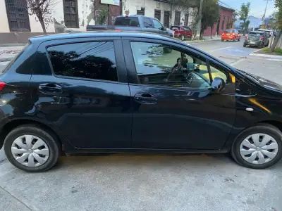 Toyota Yaris 2013 en buen estado - miniatura 2