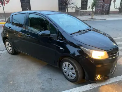 Toyota Yaris 2013 en buen estado - miniatura 4
