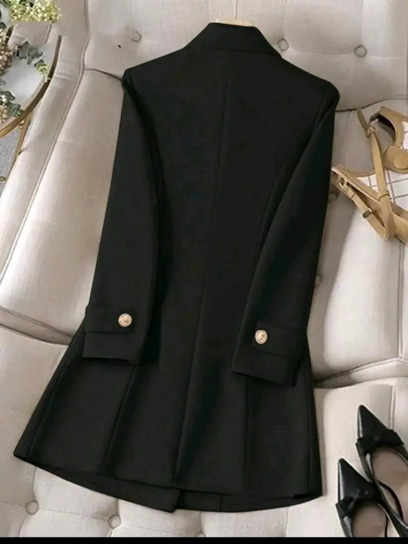 Blazer negro elegante con botones dorados - 2