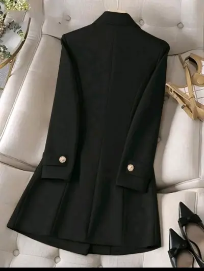 Blazer negro elegante con botones dorados - miniatura 2