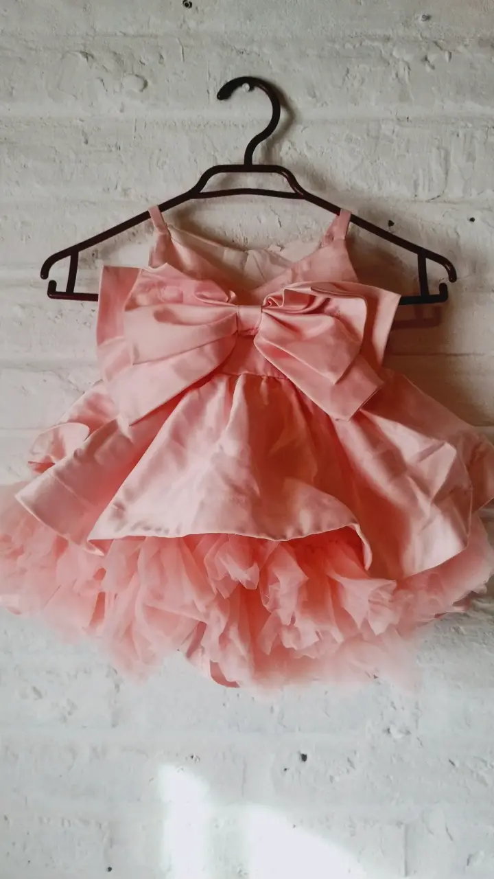 Vestido de niña rosa con lazo