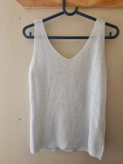 Polera sin mangas de punto beige - miniatura 1