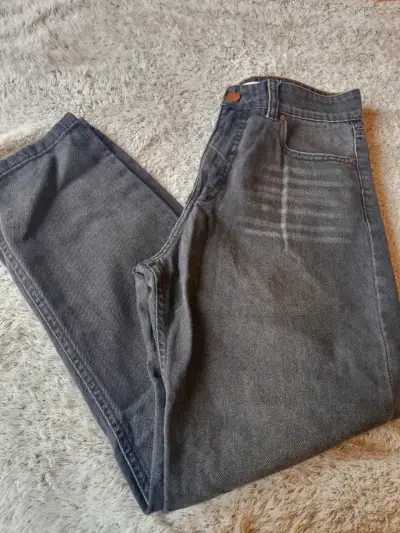 Jeans gris oscuro para hombre en buen estado - miniatura 1