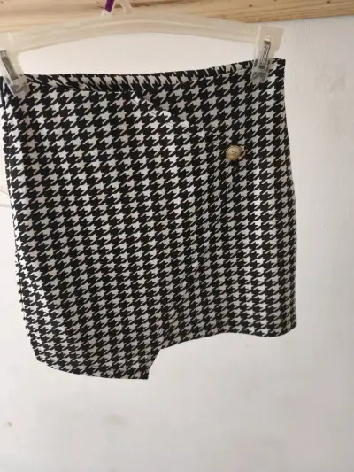 Falda corta en blanco y negro - miniatura 1