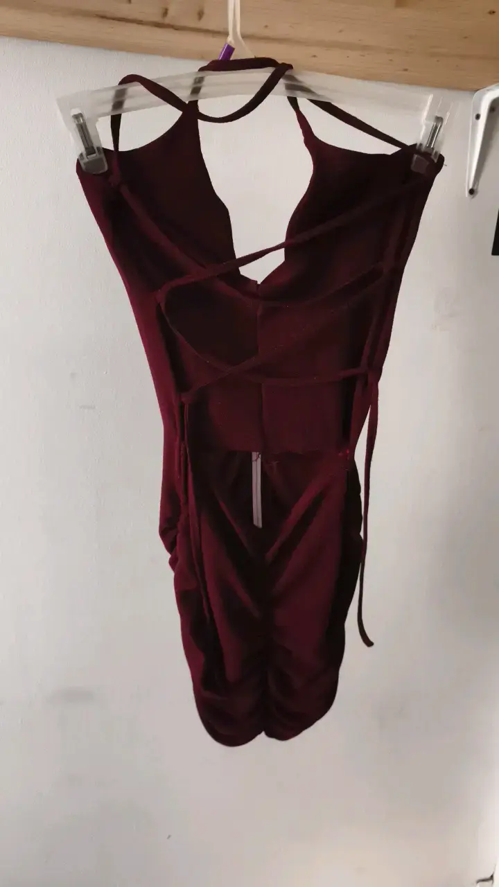 Vestido burdeos con diseño cruzado