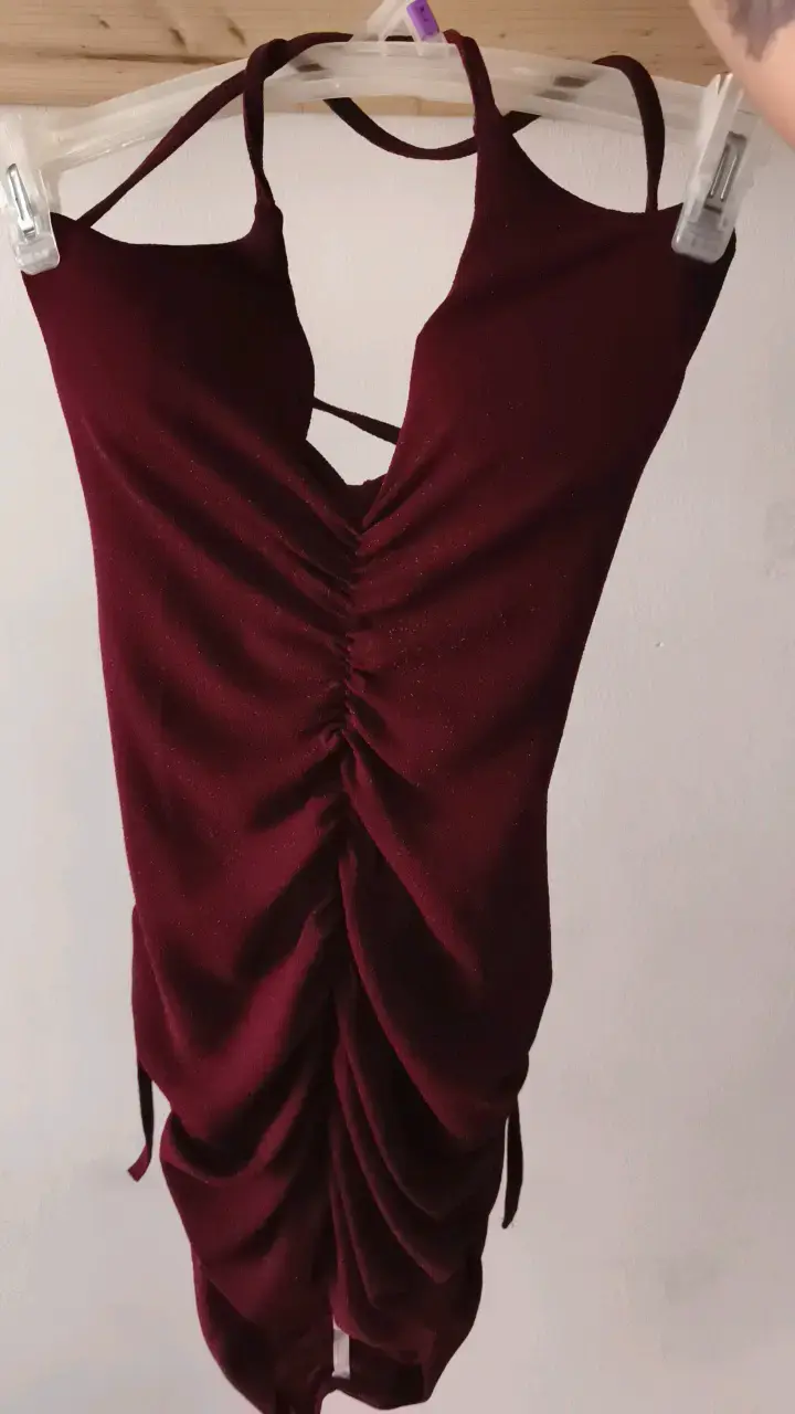 Vestido burdeos con diseño cruzado - 2