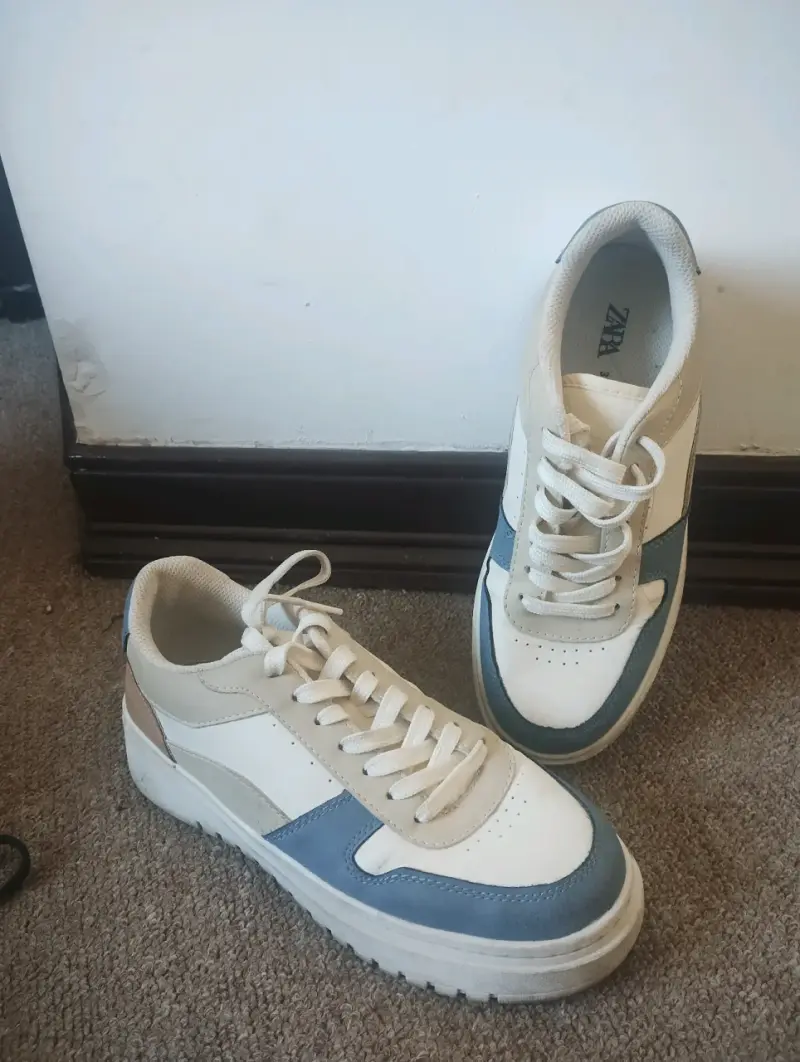 Zapatillas deportivas Zara blancas y azules