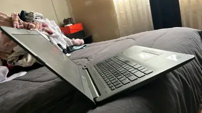 Laptop HP AMD en buen estado - miniatura 1