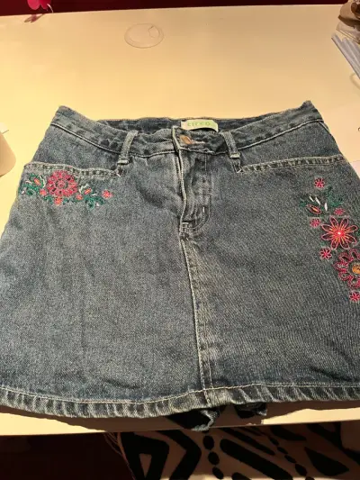 Falda de mezclilla con bordado floral - miniatura 1