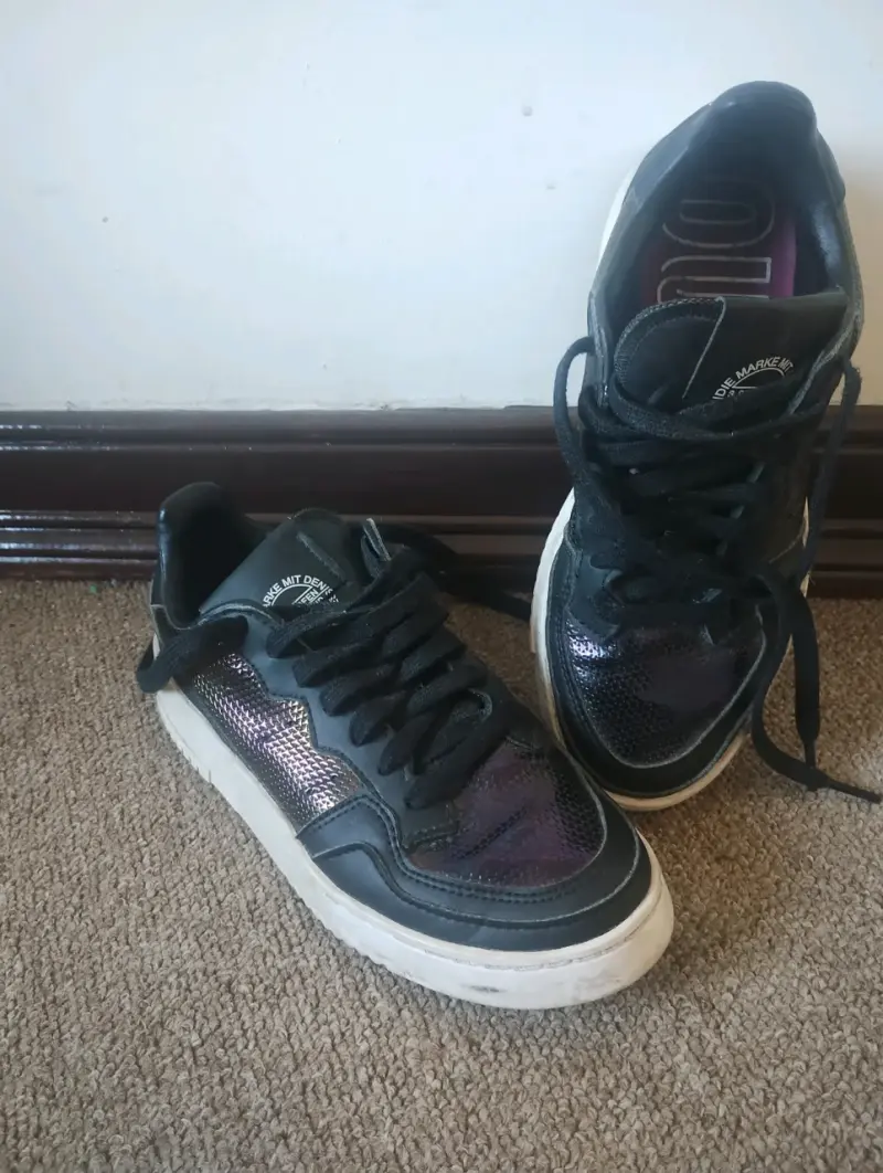 Zapatillas negras con detalles brillantes
