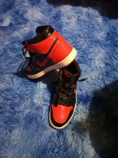 Zapatillas deportivas Nike rojas y negras - miniatura 1
