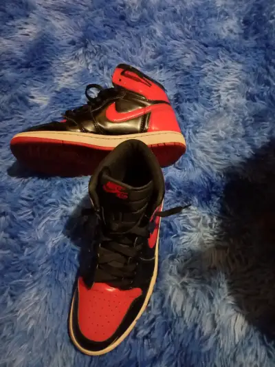 Zapatillas deportivas Nike rojas y negras - miniatura 2
