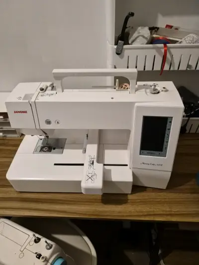 Máquina de coser Janome Memory Craft 4000 - miniatura 1