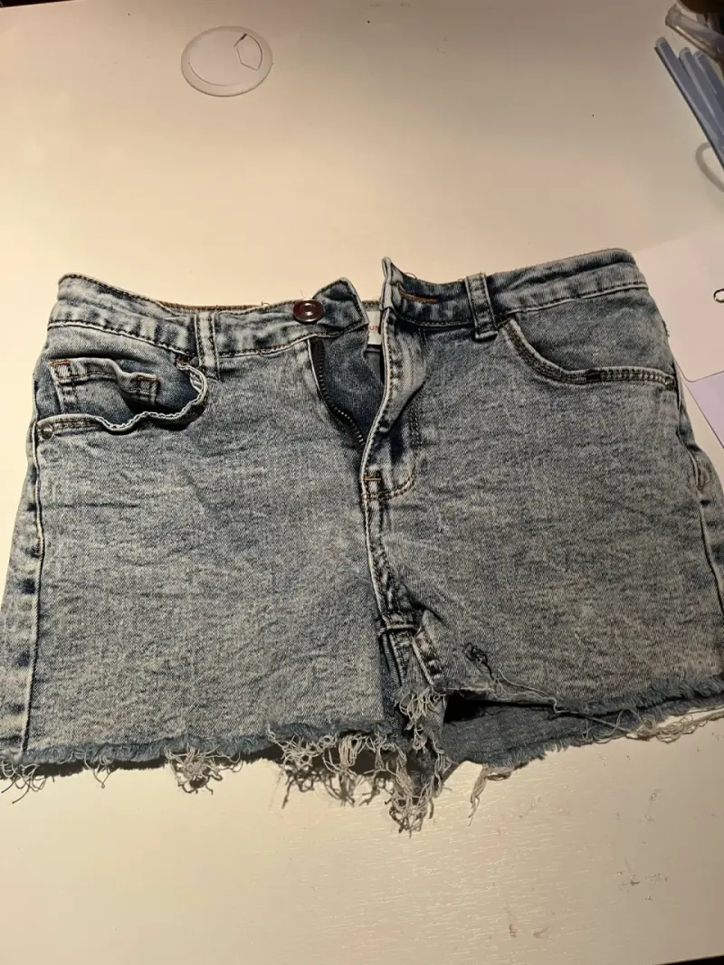 Shorts de mezclilla desgastados para mujer - 1