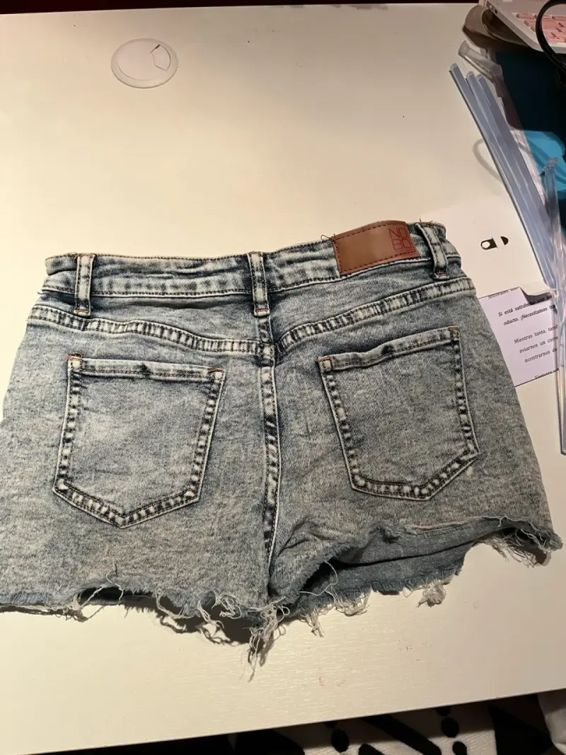 Shorts de mezclilla desgastados para mujer - 2