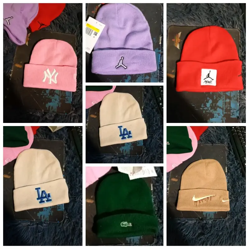 Gorros de lana con logos deportivos