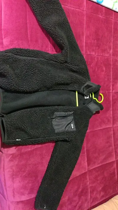 Chaqueta polar negra con cierre - miniatura 2