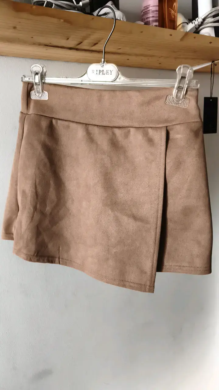 Falda corta beige de gamuza