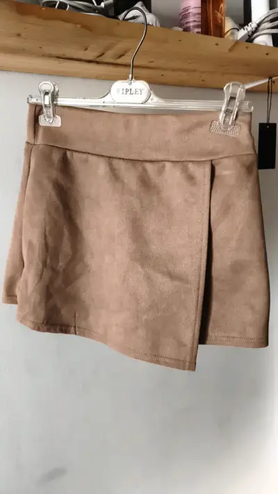 Falda corta beige de gamuza - miniatura 1