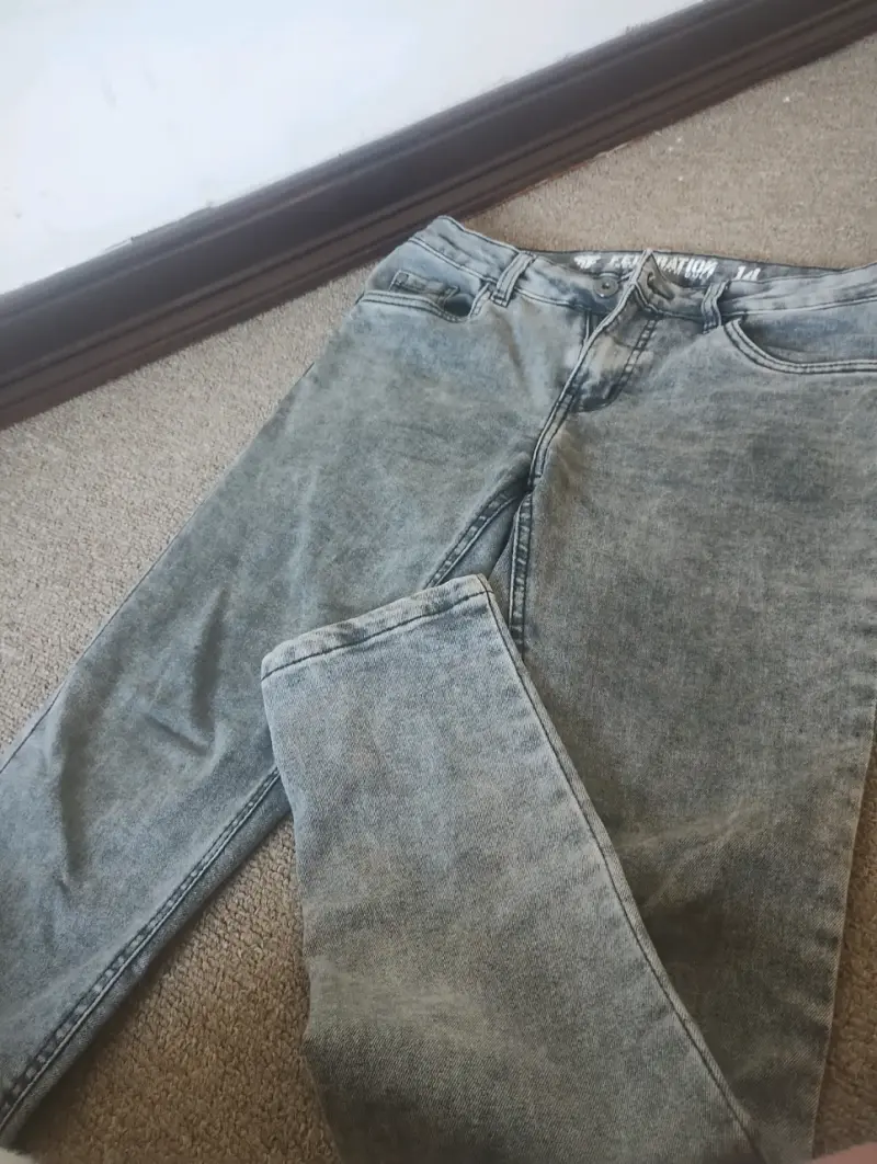 Jeans gris desgastado para hombre