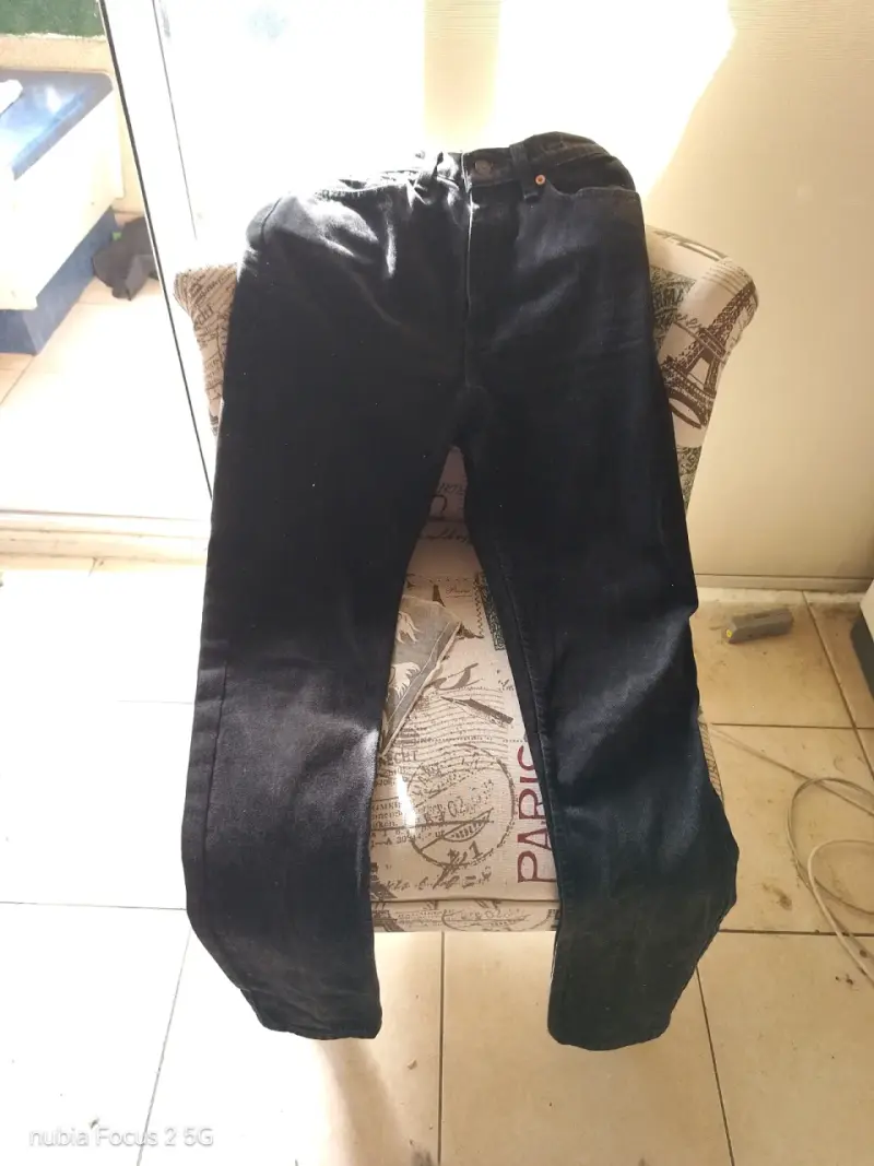 Jeans negros para hombre en buen estado - 1
