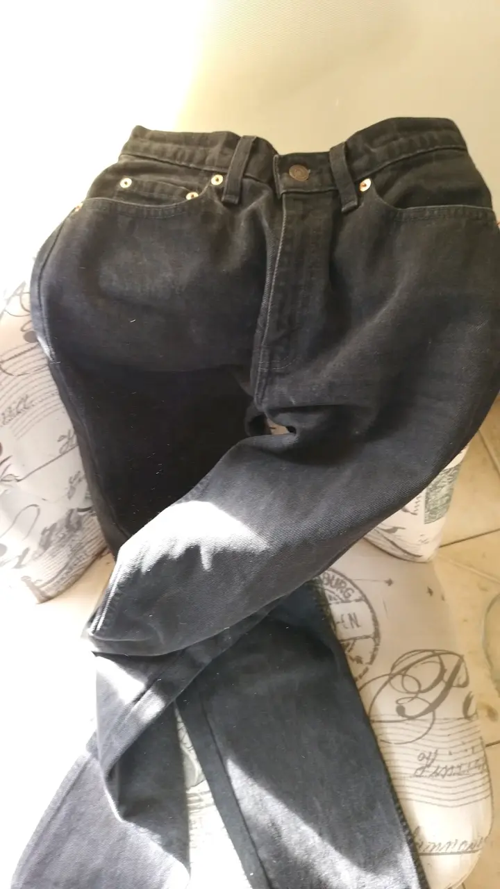 Jeans negros para hombre en buen estado - 2