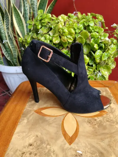 Zapato de tacón alto negro con hebilla - miniatura 1