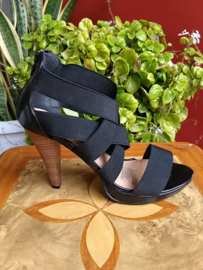 Zapato de tacón alto negro con hebilla - miniatura 3