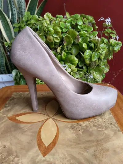 Zapato de tacón alto negro con hebilla - miniatura 4