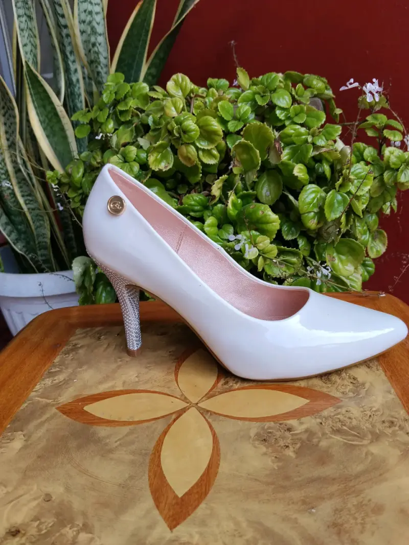 Zapato de tacón alto negro con hebilla - 6