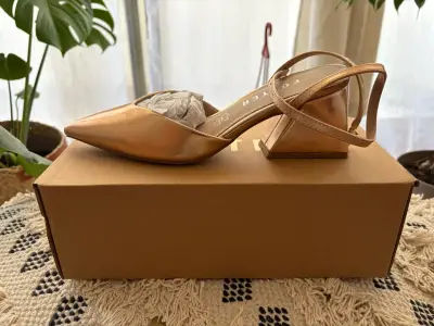 Zapatos de tacón dorados Foster elegantes - miniatura 1
