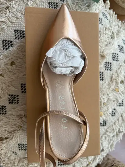 Zapatos de tacón dorados Foster elegantes - miniatura 2