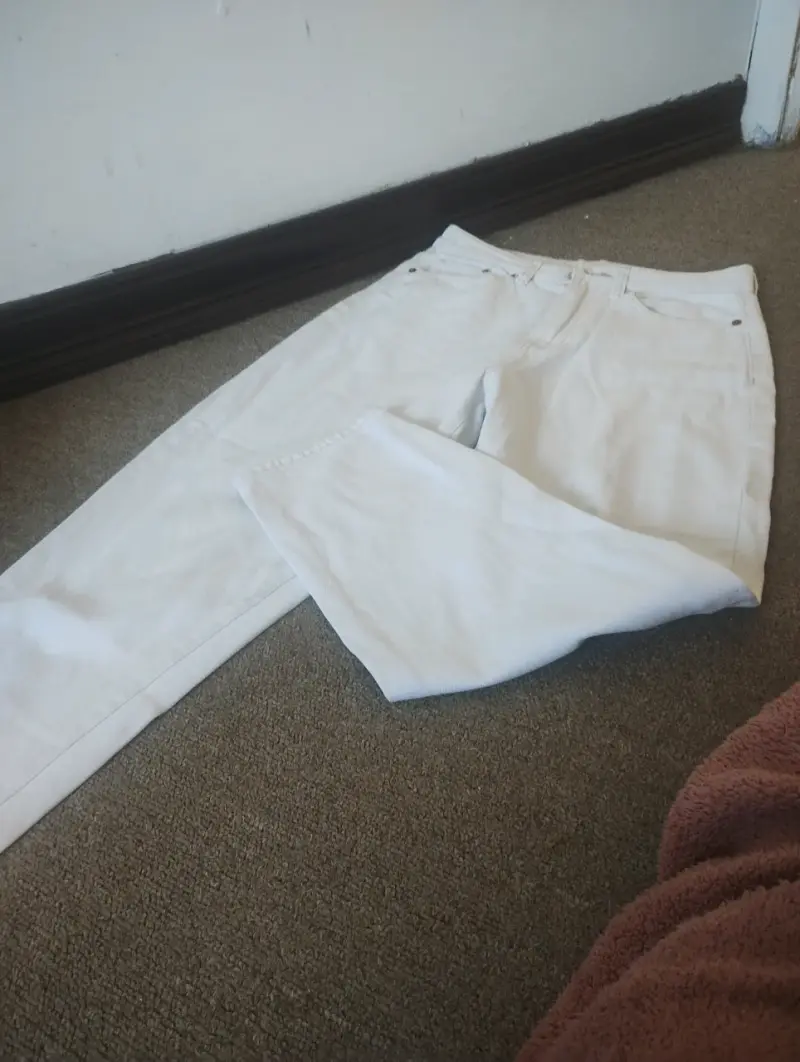 Jeans blancos para hombre en buen estado