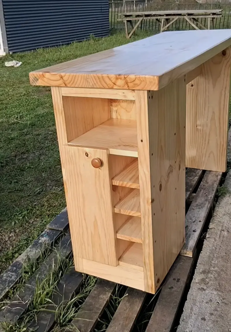 Mueble de madera con estantes y puerta
