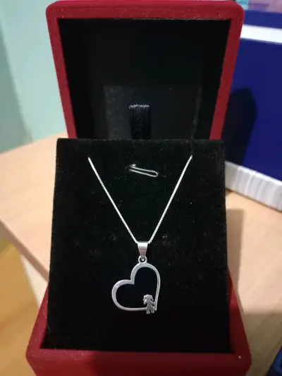 Collar de plata con dije de corazón - miniatura 1