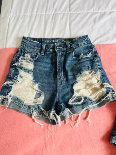 Shorts de mezclilla desgastados American Eagle - miniatura 1