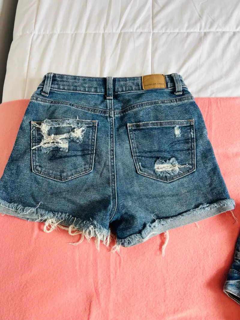 Shorts de mezclilla desgastados American Eagle - 2