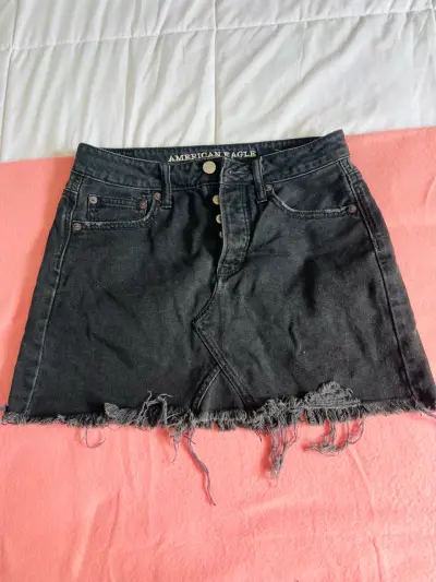 Falda denim negra American Eagle desgastada - miniatura 1