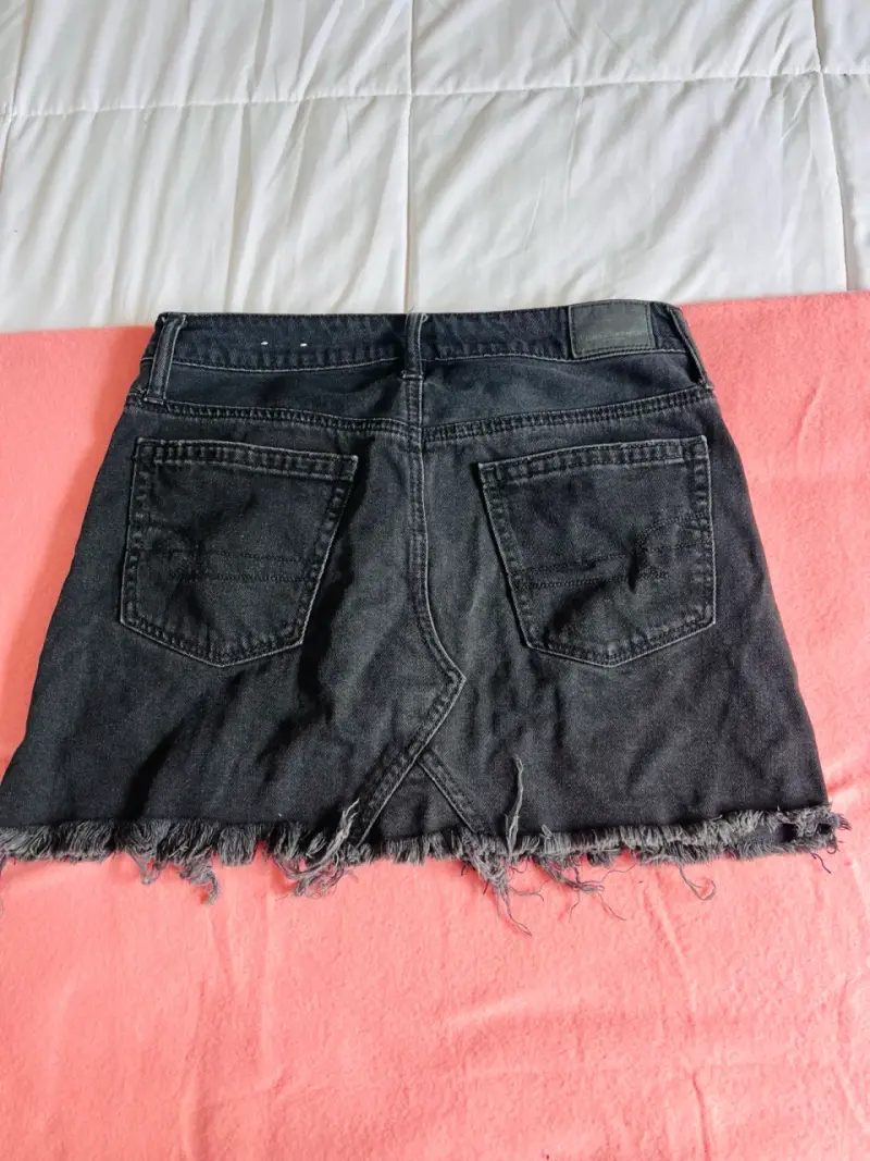 Falda denim negra American Eagle desgastada - 2