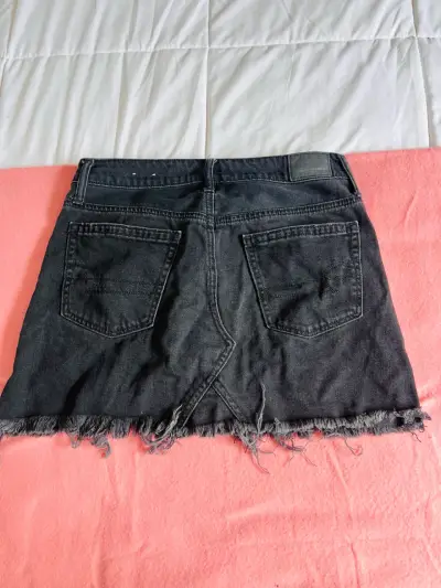 Falda denim negra American Eagle desgastada - miniatura 2
