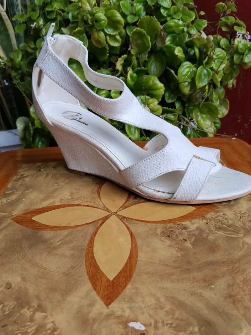 Sandalias blancas de cuña con diseño elegante