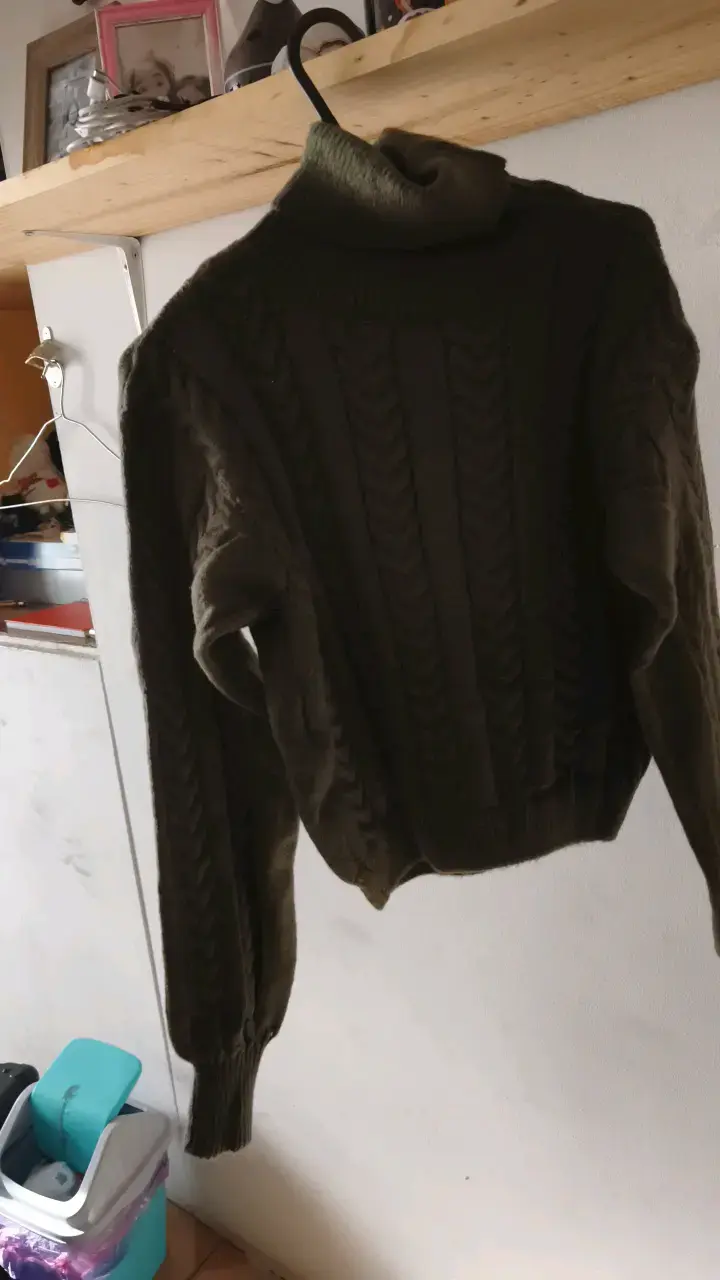 Suéter de lana verde con cuello alto